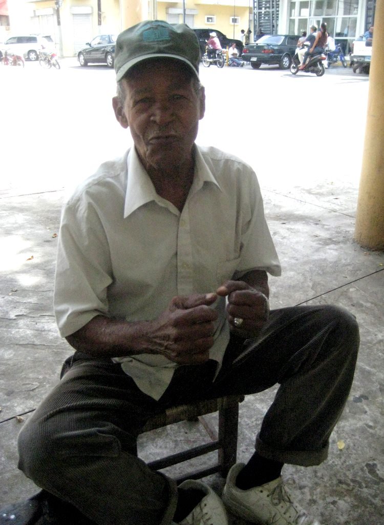 Angito, 55 años limpiando zapatos en el parque Duarte de Moca